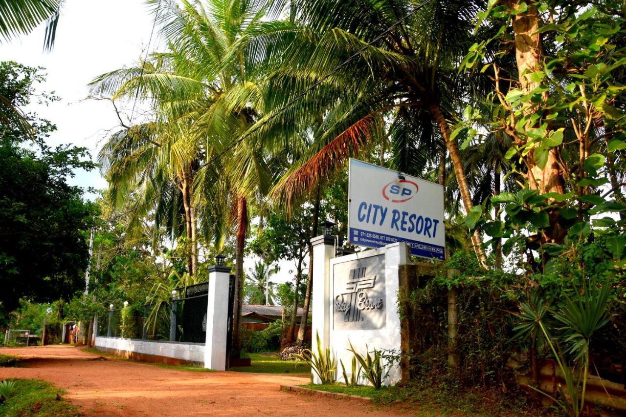 S P City Resort Anuradhapura Exteriör bild